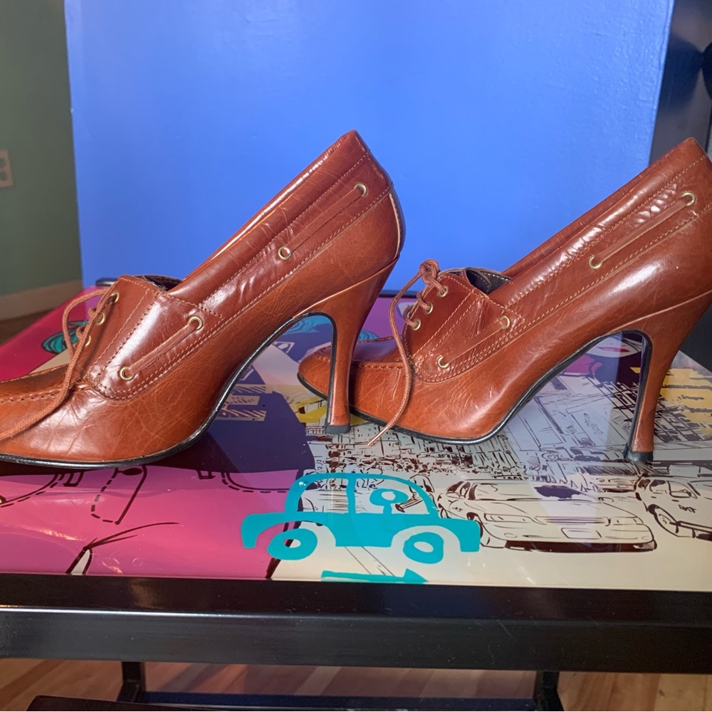 Rare Vintage Elegant Brown Heeled Loafers